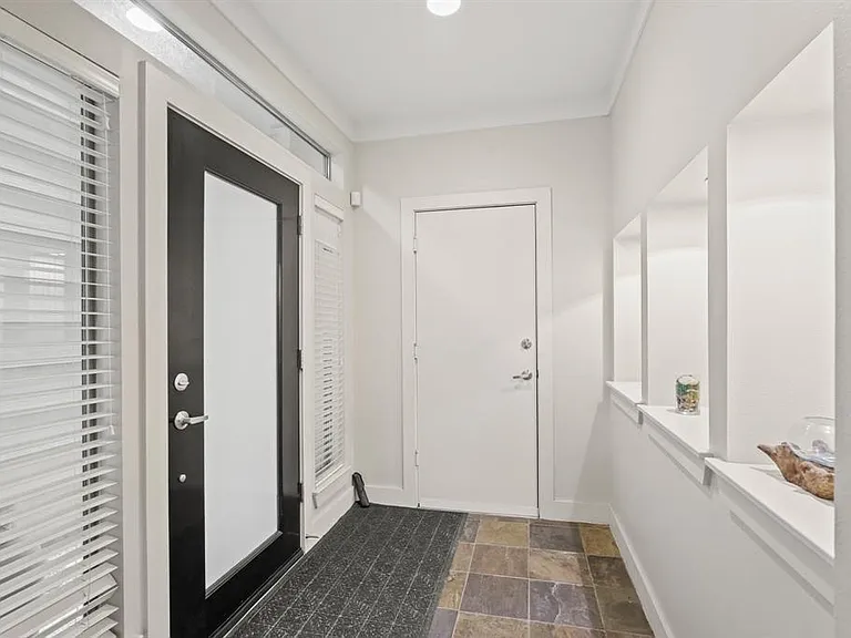 5226 Lillian St — Photo 2