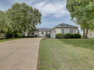 19 N Royal Oaks Dr, Bristol, IL