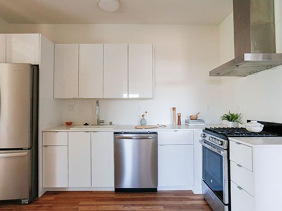 2nd image of 5074 Romaine St #5076