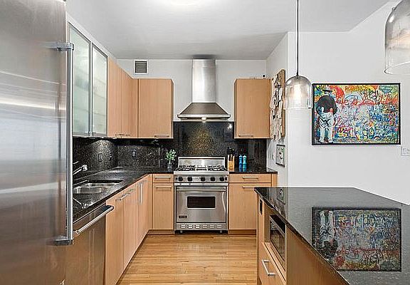 4th image of 121 W 19th St APT 10F