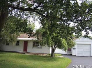 2 Pickwick Rd, Syracuse, NY 13214