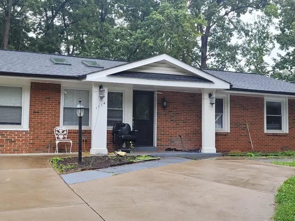 1114 S Dickenson Ave, Sterling, VA 20164