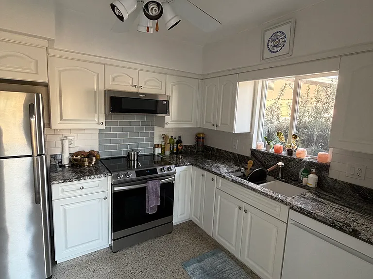 250 NW Lincoln Cir N — Photo 7