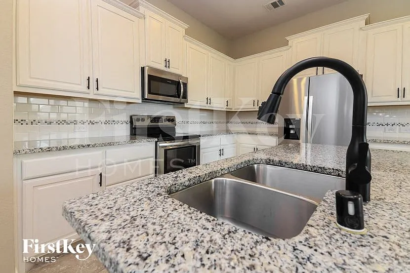 5 bed, 2.0 bath, 2136 sqft, $2,275 — Photo 3