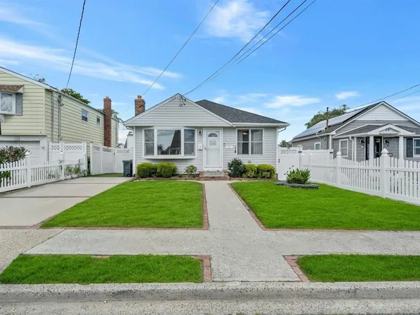 50 E Hollywood Ave, Lindenhurst, NY 11757