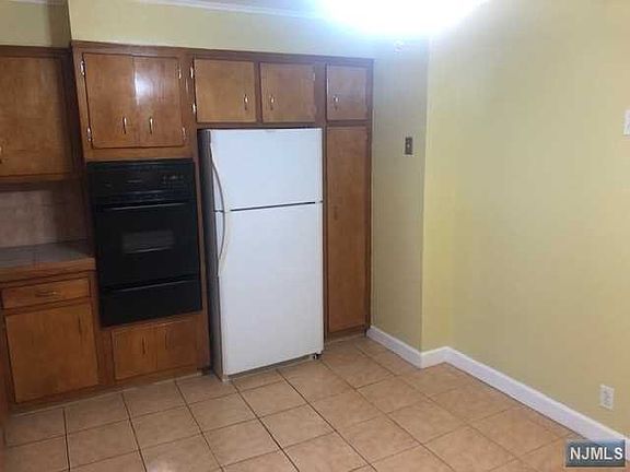 4th image of 469 Grand Ave #2