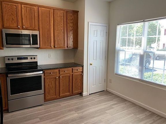 3rd image of 104 Graystar Rd