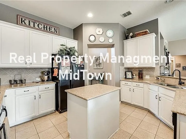 1105 Sunland Ct — Photo 8