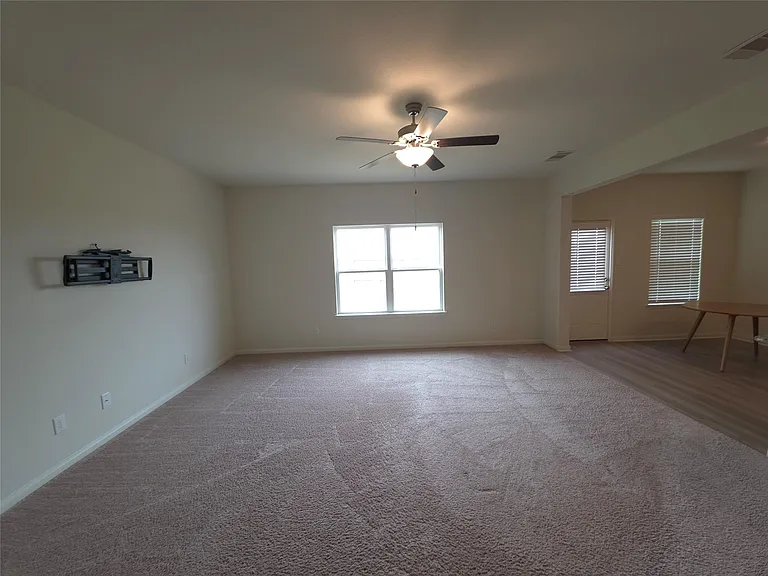 305 Lone Mountain Dr — Photo 3