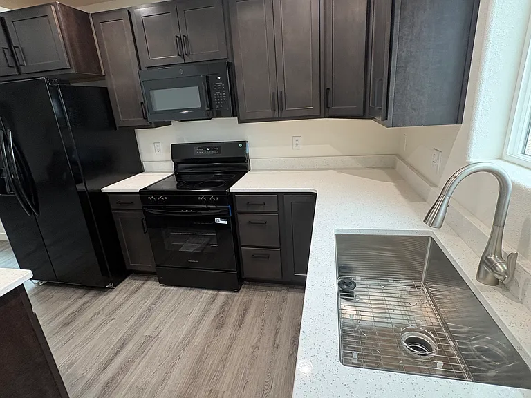 943 S Sweetwater Dr — Photo 4