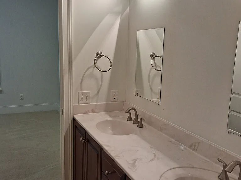 425 E McDonough St — Photo 5