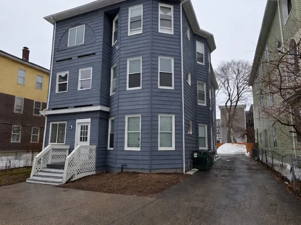 8 Pelham St, Worcester, MA 01609