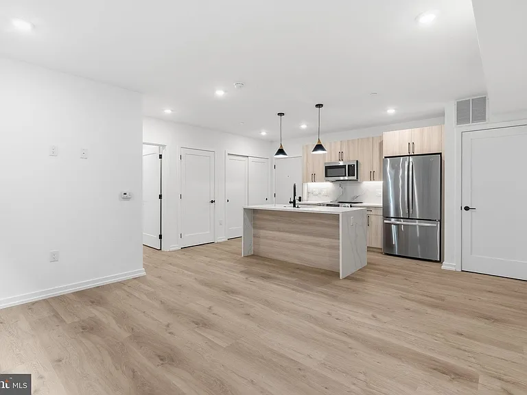 208 Vine St #3E — Photo 6