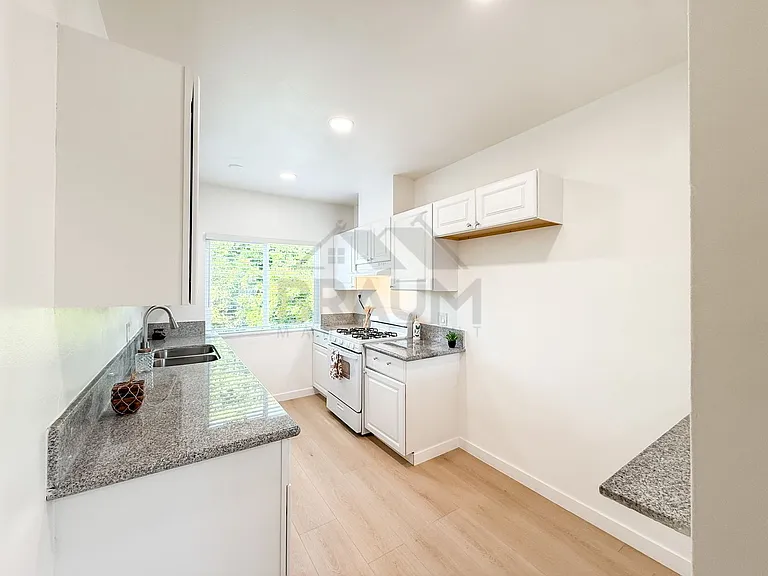 Villa East at Oxnard St. — Photo 7