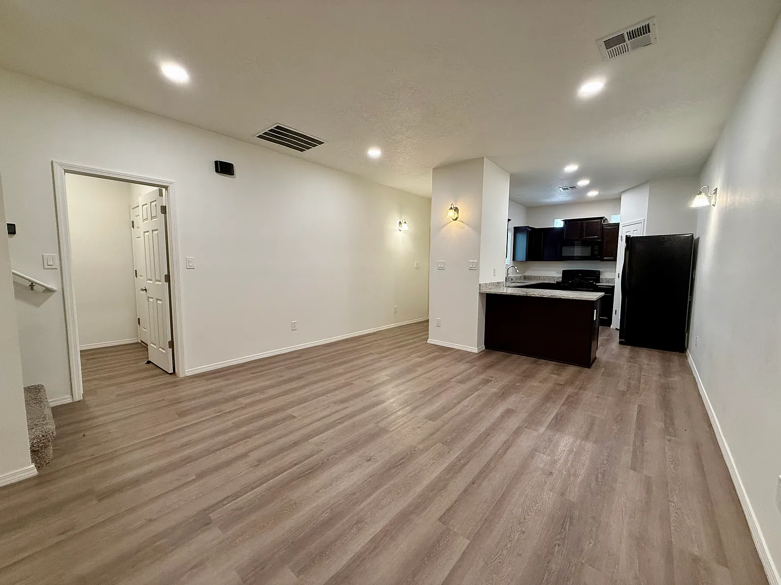 4 bed, 1985 sqft, $2,795 — Photo 3