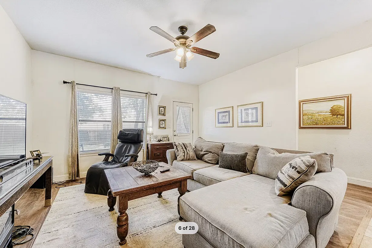 3 bed, 1303 sqft, $2,340 — Photo 3