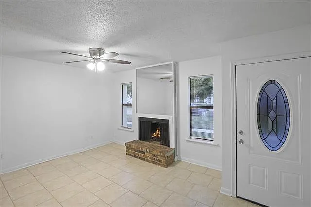 2 bed, 1.5 bath, 1100 sqft, $1,600 — Photo 2