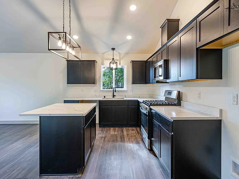 725 W Briar Dr — Photo 5