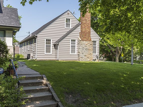 3rd image of 400 Thomas Ave S