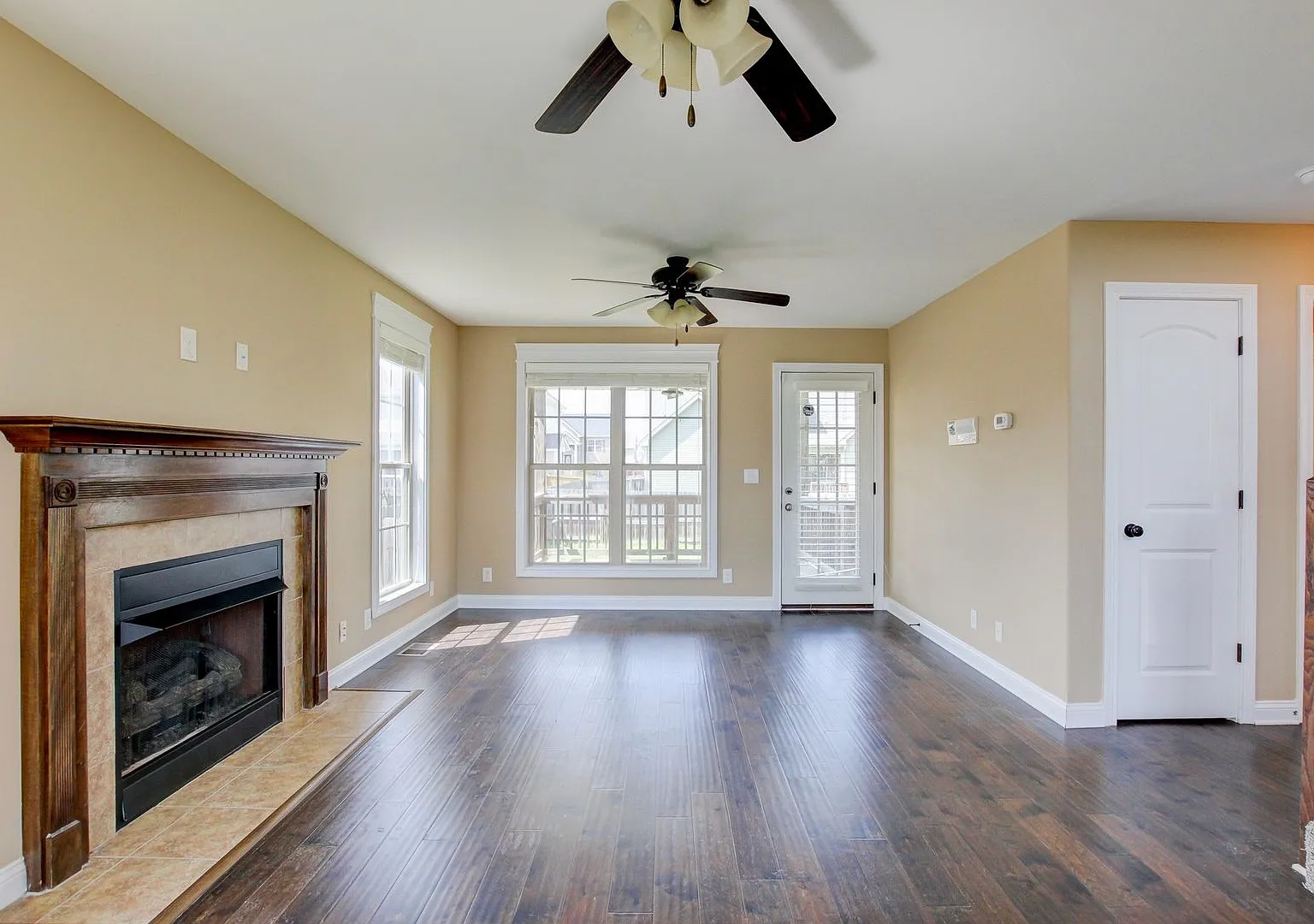 Beautiful Two Story Home With Hardwood Flooring and Fireplace — Photo 2