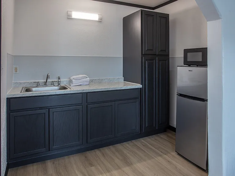 2555 N Glenstone Ave — Photo 5