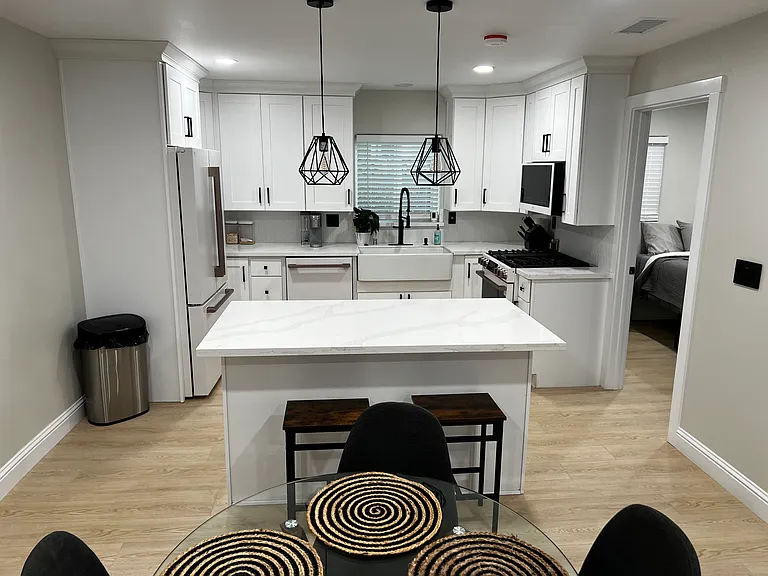 515 Gertrude Ave — Photo 2