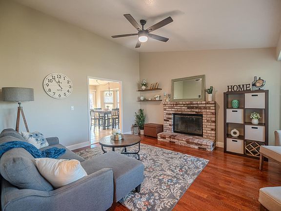 5th image of 824 Breeze Way