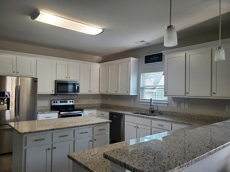1231 Stewart St — Photo 3
