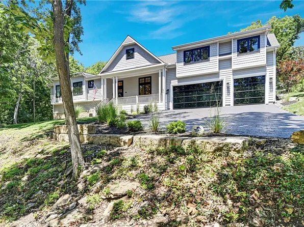 595 Lakeshore Dr E, Lenexa, KS 66217