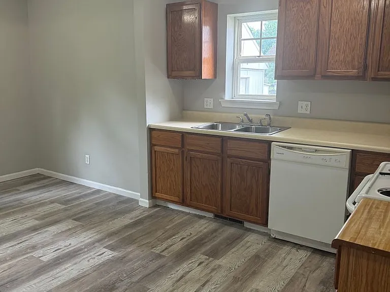 1046 E Locust St — Photo 3