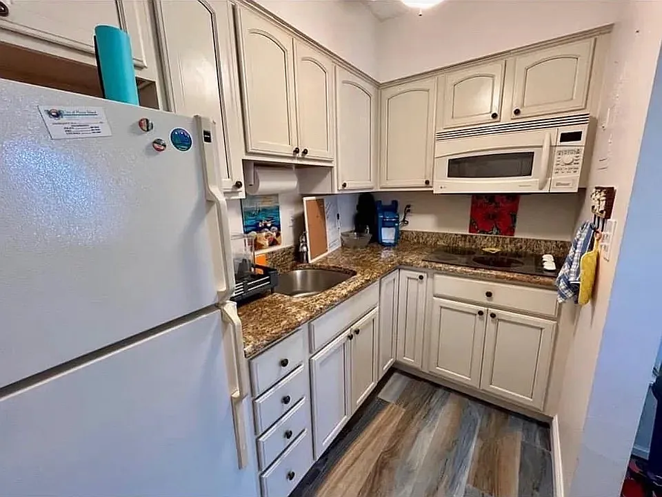 2 bed, 704 sqft, $1,950 — Photo 3