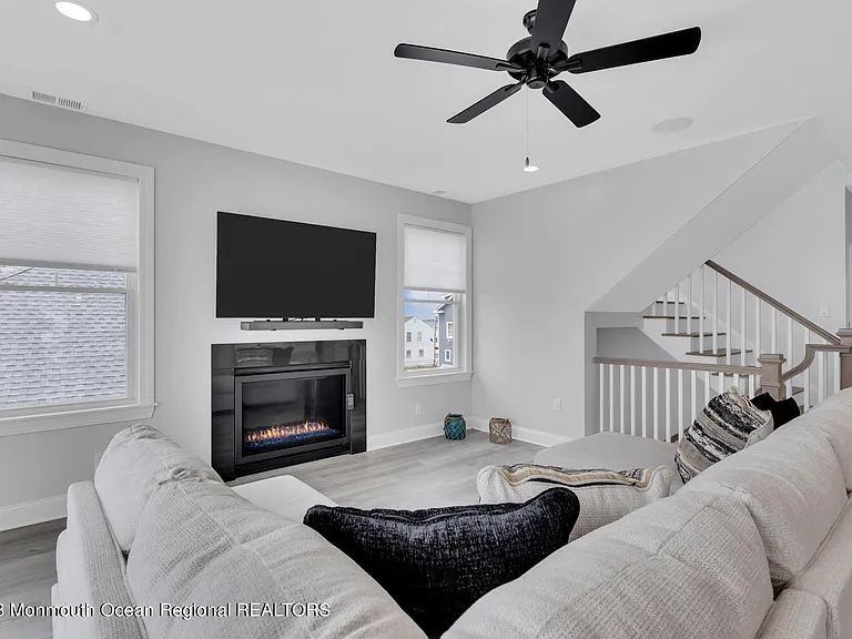 106 8th Ave — Photo 34