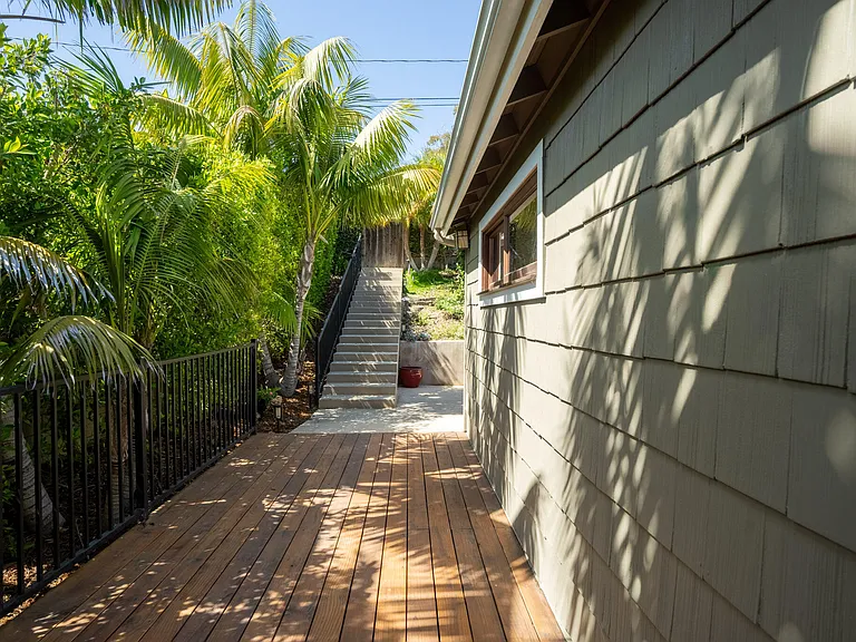 2521 Whitney Ave — Photo 13