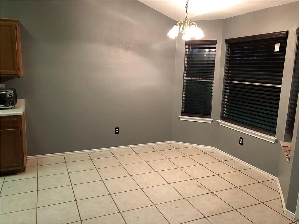 3 bed, 2.0 bath, 1372 sqft, $2,050 — Photo 4