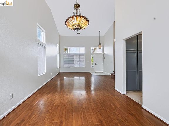 4th image of 2404 Greentree Ct