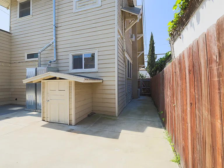 2626 S Budlong Ave #4 — Photo 17
