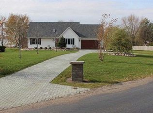 27 Valley View Dr, Blue Grass, IA 52726