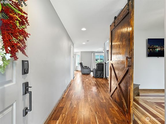 5th image of 505 E Twin Falls Street