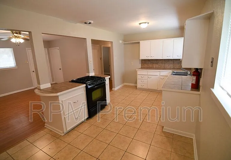 2424 Toledo St — Photo 7