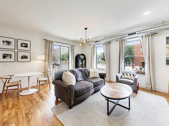 3rd image of 1659 W Addison St APT 1
