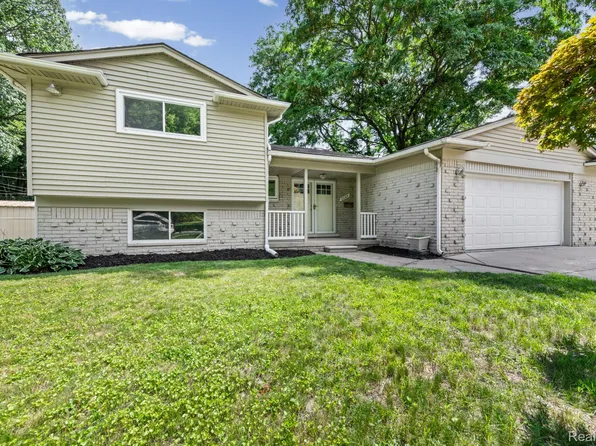 33165 Maplenut St, Farmington, MI 48336