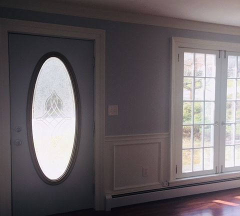 LIVING ROOM/FRONT DOOR