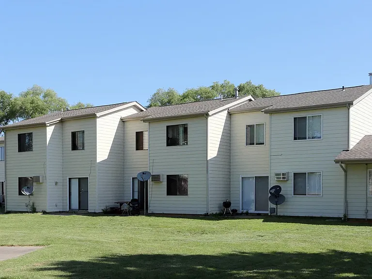 Victoria Townhomes — Photo 3