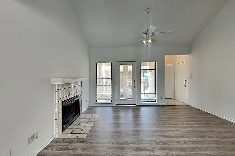 1 bed, 1.0 bath, 762 sqft, $1,295 — Photo 2