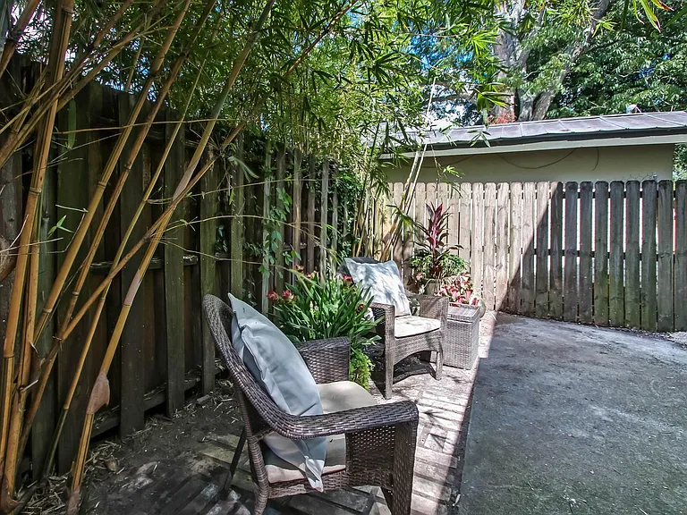 516 E Charlton Ln — Photo 21