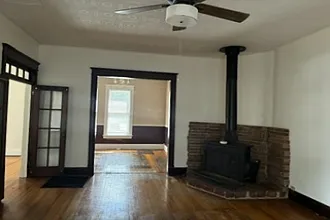 401 S 5th St — Photo 3
