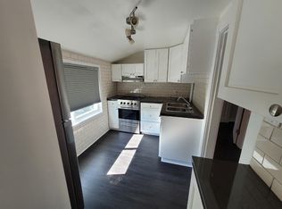 754 5a St NW #1A, Calgary, AB T2N1R4