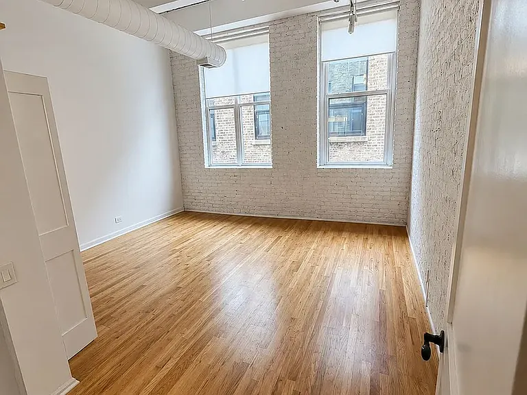 312 N May St #4H — Photo 8