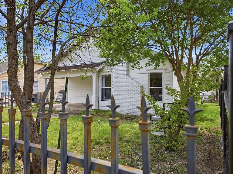 2634 Emmett St — Photo 11