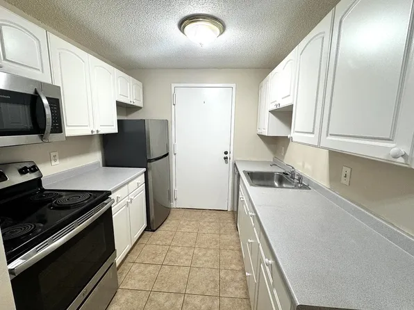 7 Village Rock Ln APT 3, Natick, MA 01760